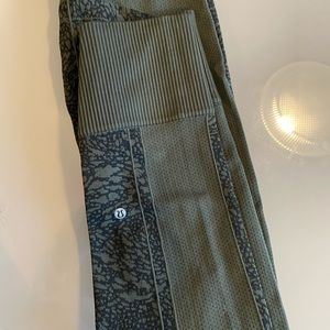Snake print Lululemon leggings! Size 4